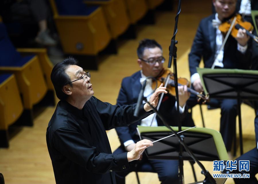        12月5日，指挥谭利华在音乐会上指挥。　　当日，中国交响乐团“钱塘江交响”音乐会在北京音乐厅上演，艺术家演奏了《钱江潮》《美丽乡村》等交响作品。　　新华社记者 金良快 摄