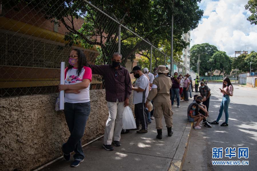 12月6日，选民在委内瑞拉加拉加斯的一个投票站外排队，等候参加议会选举投票。12月6日，委内瑞拉举行议会选举。新华社发（萨尔戈多摄）