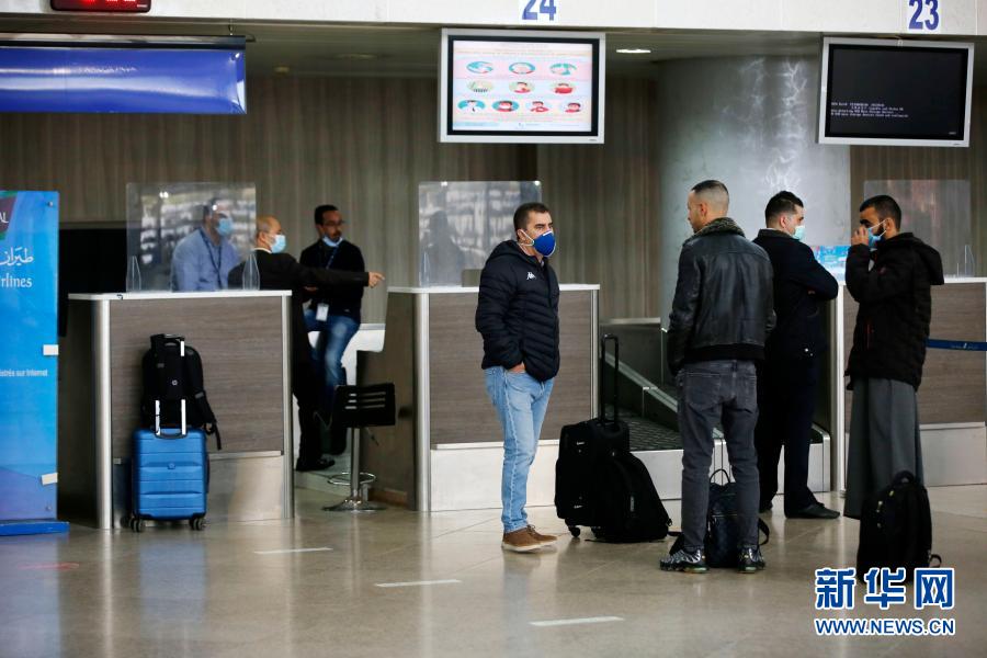 12月6日，旅客在阿尔及利亚首都阿尔及尔机场国内航站楼办理手续准备登机。阿尔及利亚从6日起恢复国内航班运营，而大部分国际航班仍暂停运营。阿尔及利亚暴发新冠疫情后，政府于3月起暂停所有国内和国际航班正常运营。新华社发