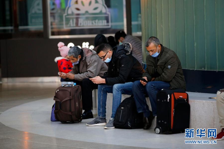 12月6日，旅客在阿尔及利亚首都阿尔及尔机场国内航站楼等候登机。阿尔及利亚从6日起恢复国内航班运营，而大部分国际航班仍暂停运营。阿尔及利亚暴发新冠疫情后，政府于3月起暂停所有国内和国际航班正常运营。新华社发