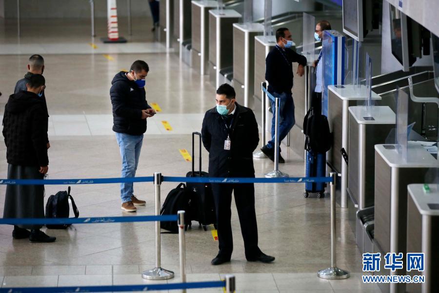 12月6日，旅客在阿尔及利亚首都阿尔及尔机场国内航站楼办理手续准备登机。阿尔及利亚从6日起恢复国内航班运营，而大部分国际航班仍暂停运营。阿尔及利亚暴发新冠疫情后，政府于3月起暂停所有国内和国际航班正常运营。新华社发