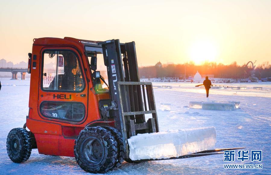 12月7日，工人在松花江哈尔滨段江面上采冰。当日是大雪节气，第二届哈尔滨采冰节开幕。人们从松花江采冰，将冰块送往哈尔滨市重要景点和大街小巷。新华社记者 王松 摄