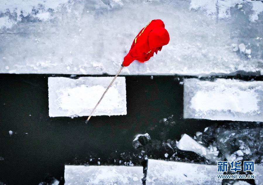12月7日，工人在松花江哈尔滨段江面上采冰。当日是大雪节气，第二届哈尔滨采冰节开幕。人们从松花江采冰，将冰块送往哈尔滨市重要景点和大街小巷。新华社记者 王松 摄