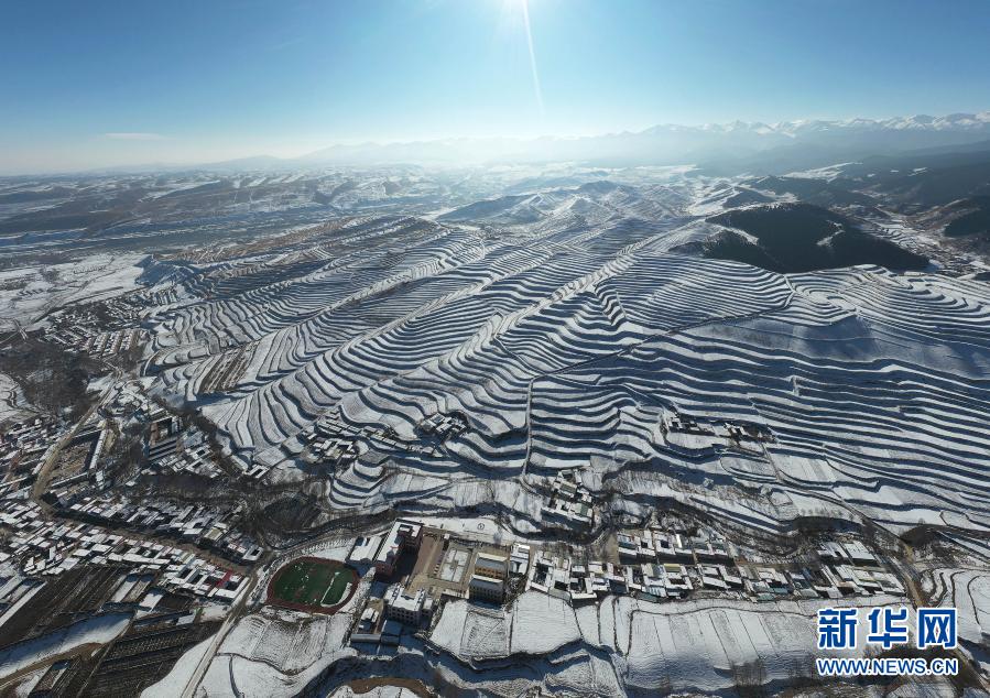 12月7日拍摄的甘肃天祝藏族自治县大红沟镇的梯田雪景（无人机照片）。大雪时节，位于祁连山东端的甘肃省武威市天祝藏族自治县瑞雪初霁，景色迷人。新华社发（姜爱平 摄）