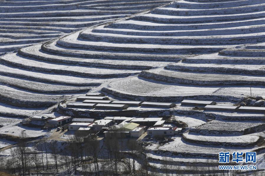 12月7日拍摄的甘肃天祝藏族自治县大红沟镇的梯田雪景（无人机照片）。新华社发（姜爱平 摄）