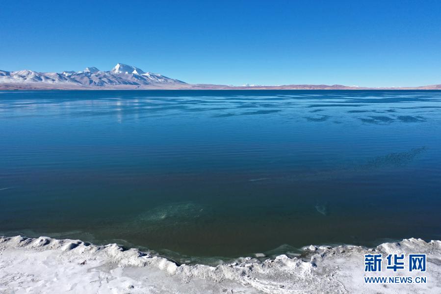 这是12月4日在西藏阿里地区普兰县境内拍摄的玛旁雍错风光（无人机照片）。阿里地区位于西藏自治区西部，平均海拔超过4500米，有“世界屋脊的屋脊”之称。这里群山巍峨、河流纵横、湖泊密布，处处皆景。新华社记者 詹彦 摄