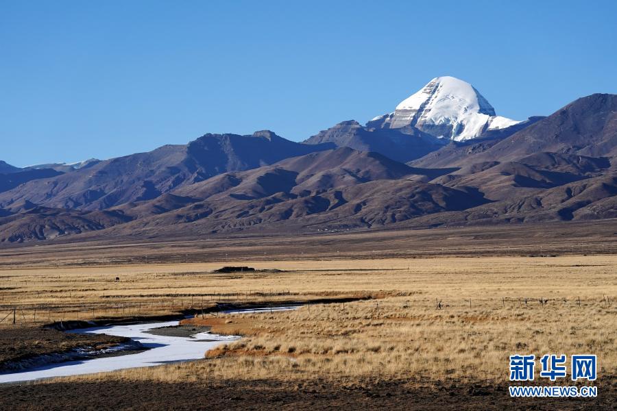 这是11月27日在西藏阿里地区普兰县境内拍摄的冈仁波齐峰。阿里地区位于西藏自治区西部，平均海拔超过4500米，有“世界屋脊的屋脊”之称。这里群山巍峨、河流纵横、湖泊密布，处处皆景。新华社记者 詹彦 摄