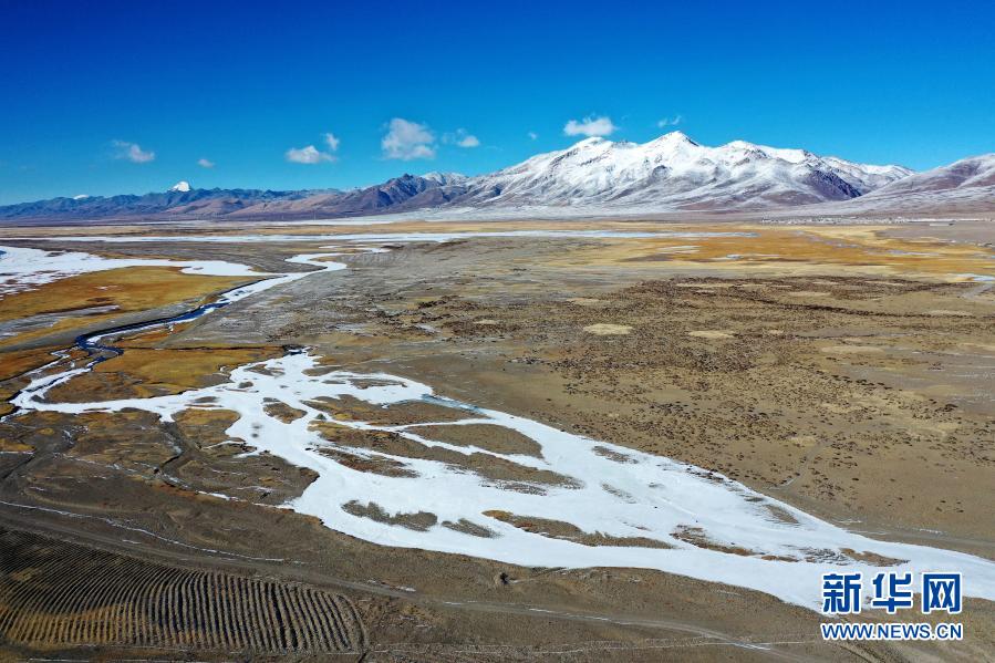 这是11月27日在西藏阿里地区普兰县霍尔乡拍摄的风光（无人机照片）。阿里地区位于西藏自治区西部，平均海拔超过4500米，有“世界屋脊的屋脊”之称。这里群山巍峨、河流纵横、湖泊密布，处处皆景。新华社记者 詹彦 摄