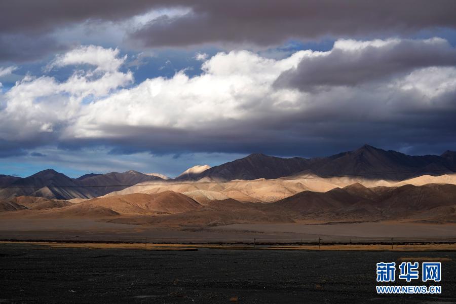 这是11月29日在西藏阿里地区噶尔县境内拍摄的风光。阿里地区位于西藏自治区西部，平均海拔超过4500米，有“世界屋脊的屋脊”之称。这里群山巍峨、河流纵横、湖泊密布，处处皆景。新华社记者 詹彦 摄