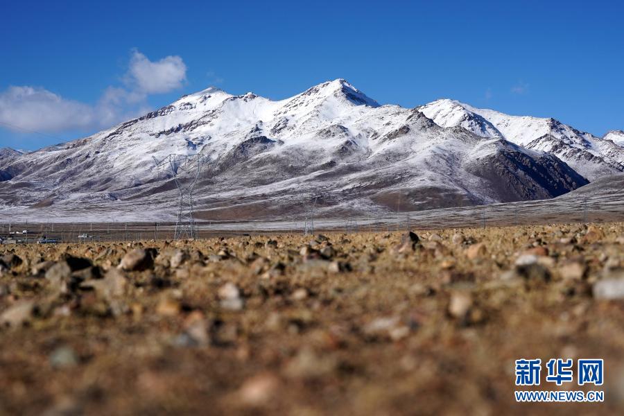 这是11月27日在西藏阿里地区普兰县霍尔乡拍摄的风光。阿里地区位于西藏自治区西部，平均海拔超过4500米，有“世界屋脊的屋脊”之称。这里群山巍峨、河流纵横、湖泊密布，处处皆景。新华社记者 詹彦 摄