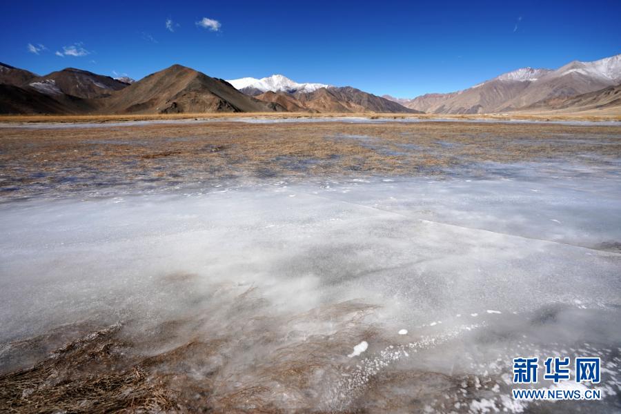 这是11月30日在西藏阿里地区日土县境内拍摄的风光。阿里地区位于西藏自治区西部，平均海拔超过4500米，有“世界屋脊的屋脊”之称。这里群山巍峨、河流纵横、湖泊密布，处处皆景。新华社记者 詹彦 摄