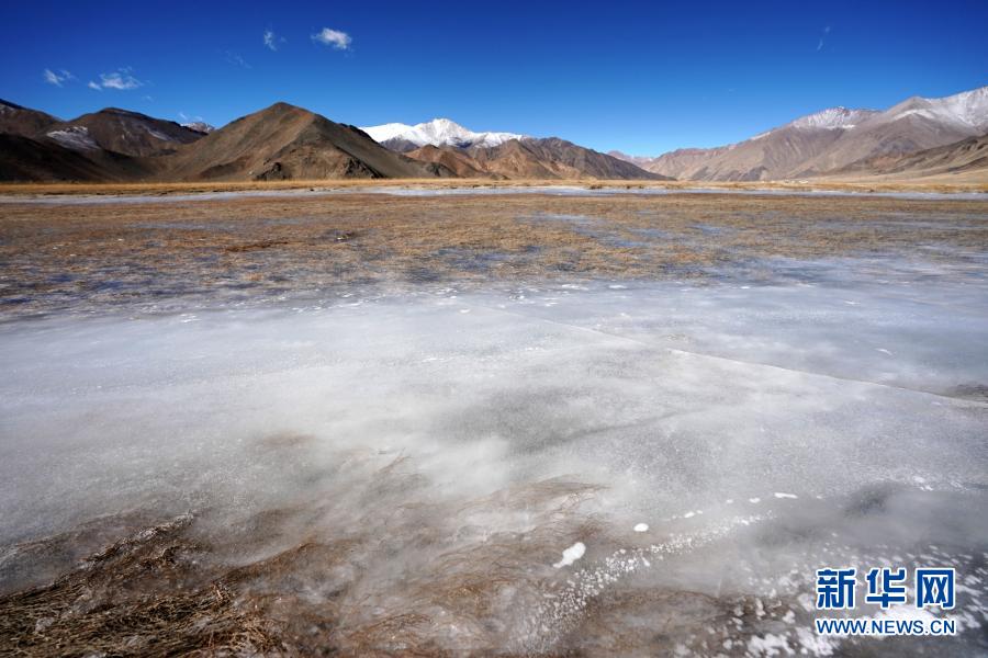 这是11月30日在西藏阿里地区日土县境内拍摄的风光。阿里地区位于西藏自治区西部，平均海拔超过4500米，有“世界屋脊的屋脊”之称。这里群山巍峨、河流纵横、湖泊密布，处处皆景。新华社记者 詹彦 摄
