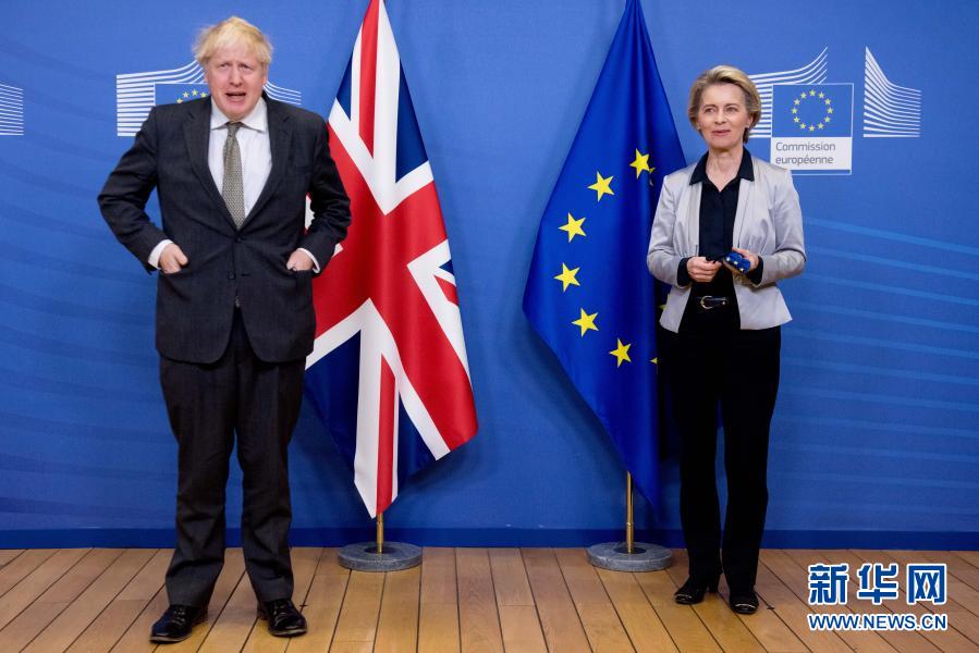 12月9日，英国首相约翰逊（左）与欧盟委员会主席冯德莱恩抵达比利时布鲁塞尔的欧盟总部，准备进行会晤。当日，英国首相约翰逊来到布鲁塞尔与欧盟委员会主席冯德莱恩进行会晤，双方将为推动以贸易协议为核心的未来关系谈判做最后努力。新华社发（欧盟供图）