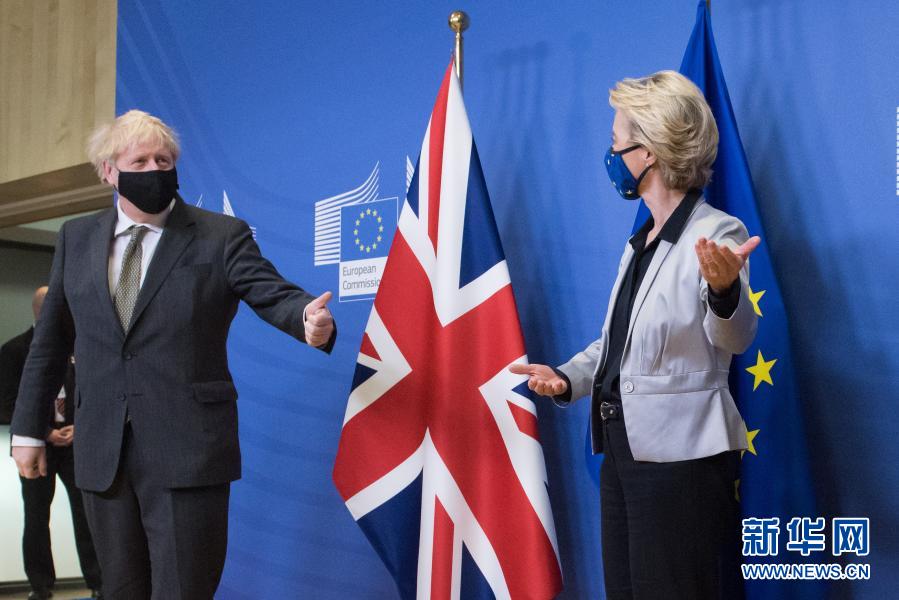 12月9日，在比利时布鲁塞尔，（从左至右）英国“脱欧”谈判首席代表弗罗斯特、英国首相约翰逊、欧盟委员会主席冯德莱恩以及欧盟负责与英国谈判的首席代表巴尼耶在会晤后合影。当日，英国首相约翰逊来到布鲁塞尔与欧盟委员会主席冯德莱恩进行会晤，双方将为推动以贸易协议为核心的未来关系谈判做最后努力。新华社发（欧盟供图）