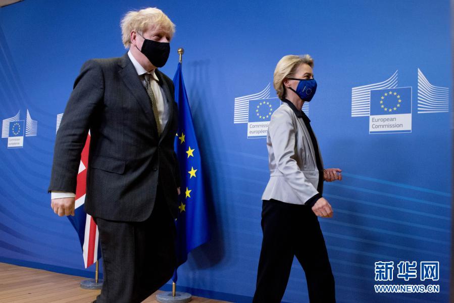 12月9日，英国首相约翰逊（左）与欧盟委员会主席冯德莱恩抵达比利时布鲁塞尔的欧盟总部，准备进行会晤。当日，英国首相约翰逊来到布鲁塞尔与欧盟委员会主席冯德莱恩进行会晤，双方将为推动以贸易协议为核心的未来关系谈判做最后努力。新华社发（欧盟供图）