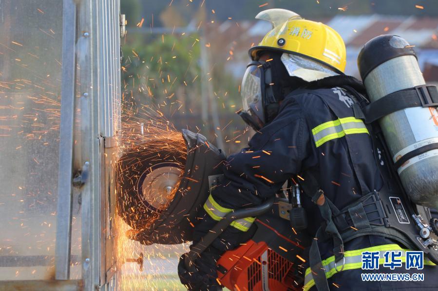 12月9日，在福建省龙岩市消防训练基地，消防员在进行切割破拆训练。新华社发（周杨东 摄）