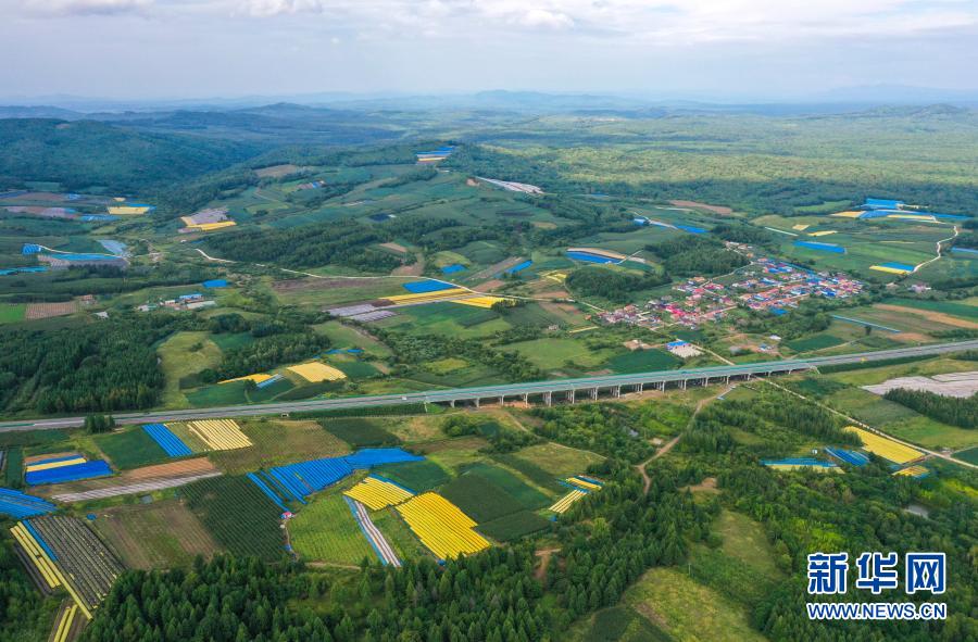 鸟瞰吉林省抚松县周边村镇（8月28日摄，无人机照片）。新华社记者 许畅 摄