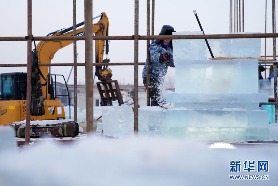 12月10日，工人在哈尔滨冰雪大世界园区施工。第二十二届哈尔滨冰雪大世界目前正处于紧张的“冰建筑”施工期，园区内一派繁忙景象。本届冰雪大世界预计于12月中下旬开园。新华社记者 王建威 摄
