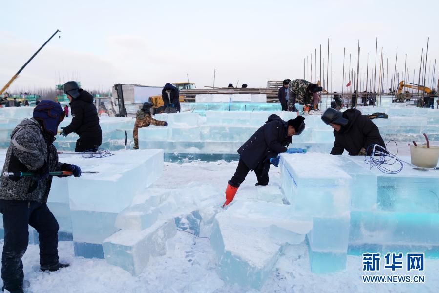 12月10日，工人在哈尔滨冰雪大世界园区施工。第二十二届哈尔滨冰雪大世界目前正处于紧张的“冰建筑”施工期，园区内一派繁忙景象。本届冰雪大世界预计于12月中下旬开园。新华社记者 王建威 摄