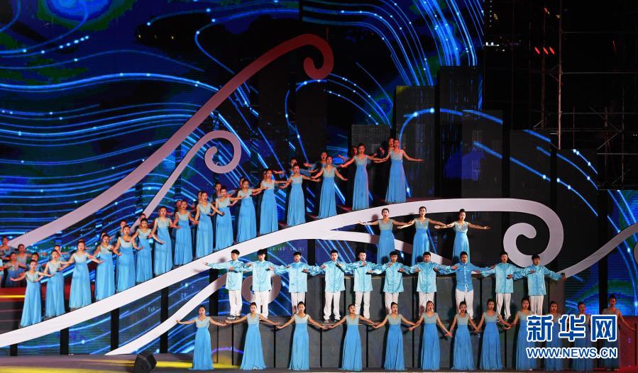 12月10日，演员在2020世界大河歌会上表演舞蹈《家园》。当日，2020世界大河歌会在重庆市万州区江南新区三峡文化园举行，这也是第十一届中国长江三峡国际旅游节系列活动之一。新华社记者 王全超 摄
