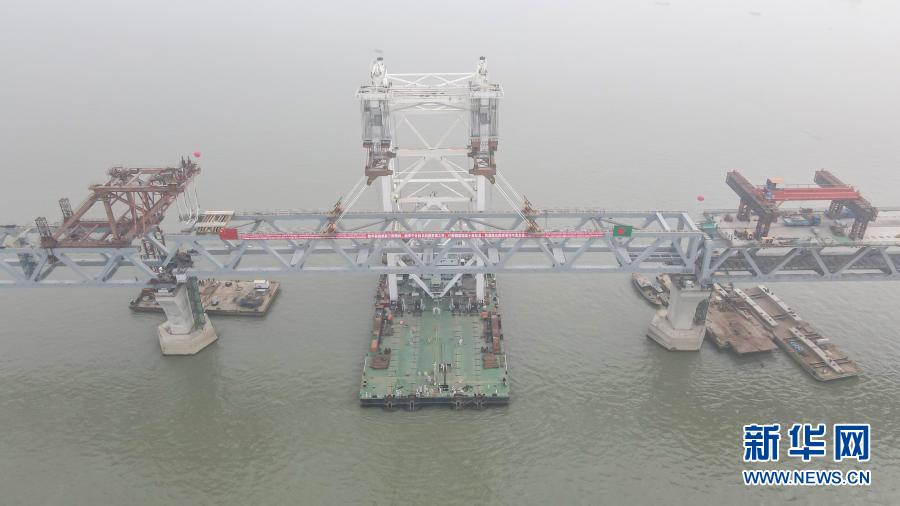 12月10日，在位于孟加拉国首都达卡西南约40公里处的帕德玛大桥项目现场，万吨级中心架梁起重船“天一号”将最后一跨钢梁架设到指定桥墩上。孟加拉国三大河流之一的帕德玛河上，当地时间10日12时08分，随着中国建造的万吨级中心架梁起重船“天一号”成功将重约3376吨、长150米的最后一跨钢梁架设到指定桥墩上，由中国中铁大桥局承建的帕德玛大桥项目主桥钢梁成功合龙。至此，孟加拉国人民心中的“梦想之桥”项目建设实现重大突破，距离通车又近了一步。新华社发