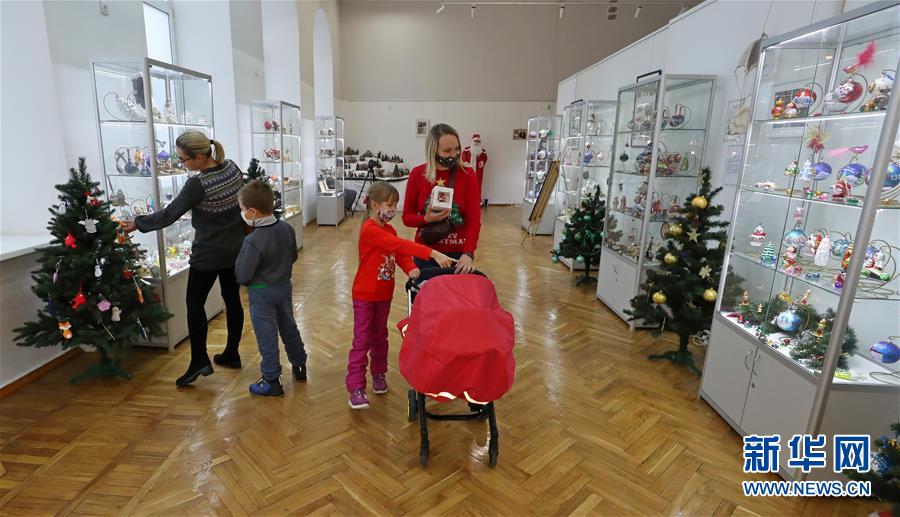 12月11日，在白俄罗斯明斯克，人们观看新年和圣诞节装饰品展览。 白俄罗斯国家历史博物馆近期举办展览，介绍不同国家的新年和圣诞节装饰品及节日习俗。 新华社发（任科夫 摄）
