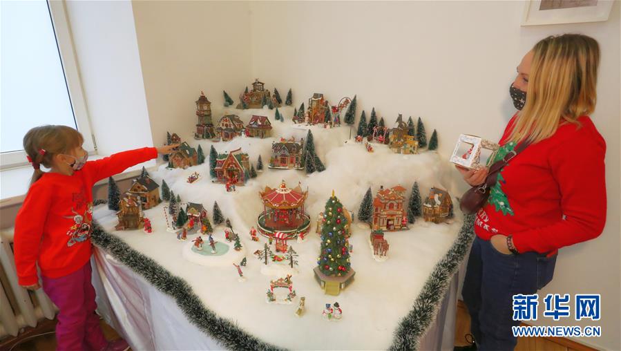 12月11日，在白俄罗斯明斯克，一对母女观看新年和圣诞节装饰品展览。 白俄罗斯国家历史博物馆近期举办展览，介绍不同国家的新年和圣诞节装饰品及节日习俗。 新华社发（任科夫 摄）