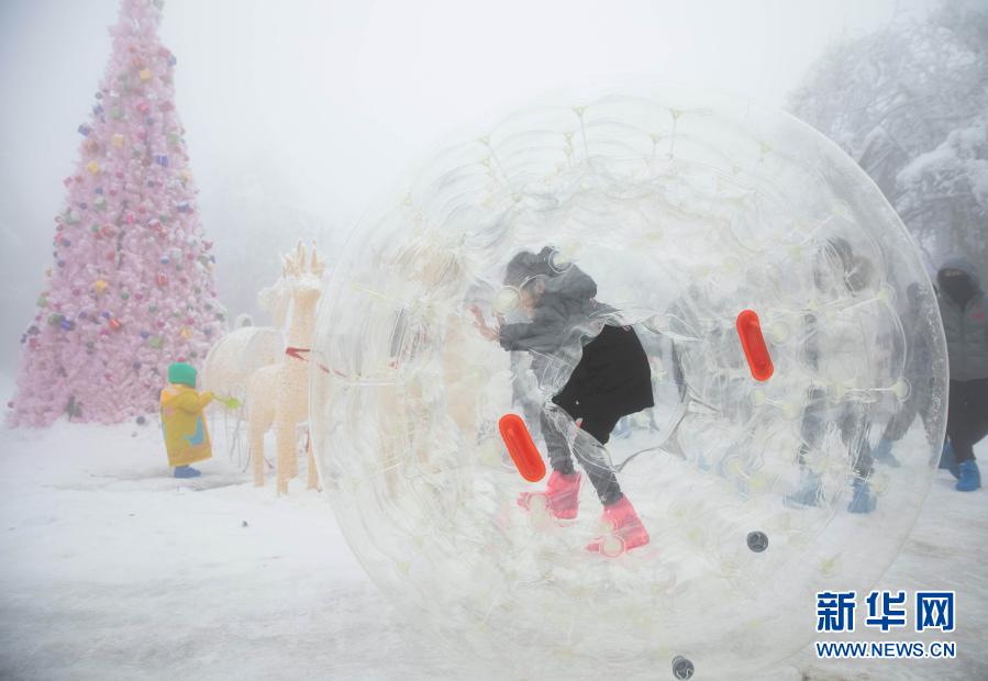 12月12日，在峨眉山雷洞坪滑雪区，一位小朋友在玩雪地悠波球。12月12日，第22届峨眉山冰雪温泉节开幕，将持续到明年2月。据悉，今年气温低、雪期早、雪量大，雾凇、树挂等冰雪奇观悉数登场，雷洞坪滑雪场也开始接待游人。新华社记者 江宏景 摄