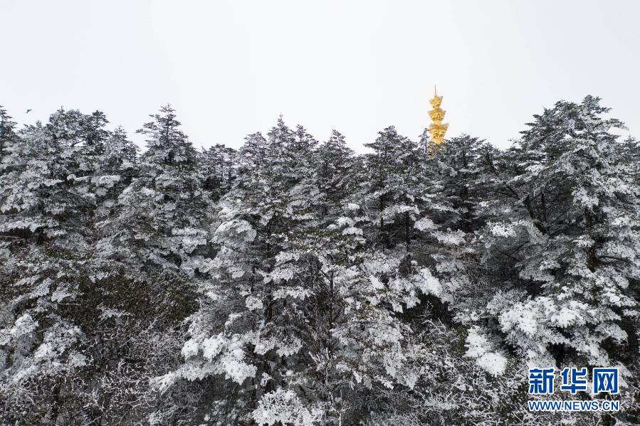 12月13日拍摄的峨眉山金顶一角（无人机照片）。12月12日，第22届峨眉山冰雪温泉节开幕，将持续到明年2月。据悉，今年气温低、雪期早、雪量大，雾凇、树挂等冰雪奇观悉数登场，雷洞坪滑雪场也开始接待游人。新华社记者 江宏景 摄