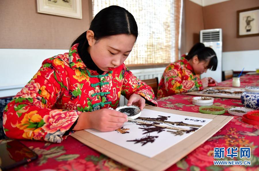 12月14日，村民在馆陶县粮画小镇制作粮食画。近年来，河北省邯郸市馆陶县在推进产业扶贫过程中，积极调整优化农业结构，引导农民因地制宜发展富民产业，打造了粮画小镇、黄瓜小镇等一批特色小镇，带动农户增收。新华社记者 王晓 摄