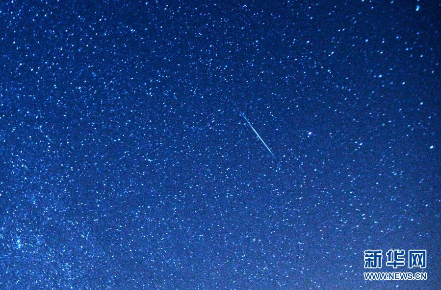 这是12月14日凌晨在科威特杰赫拉省拍摄的流星。新华社发（阿萨德摄）
