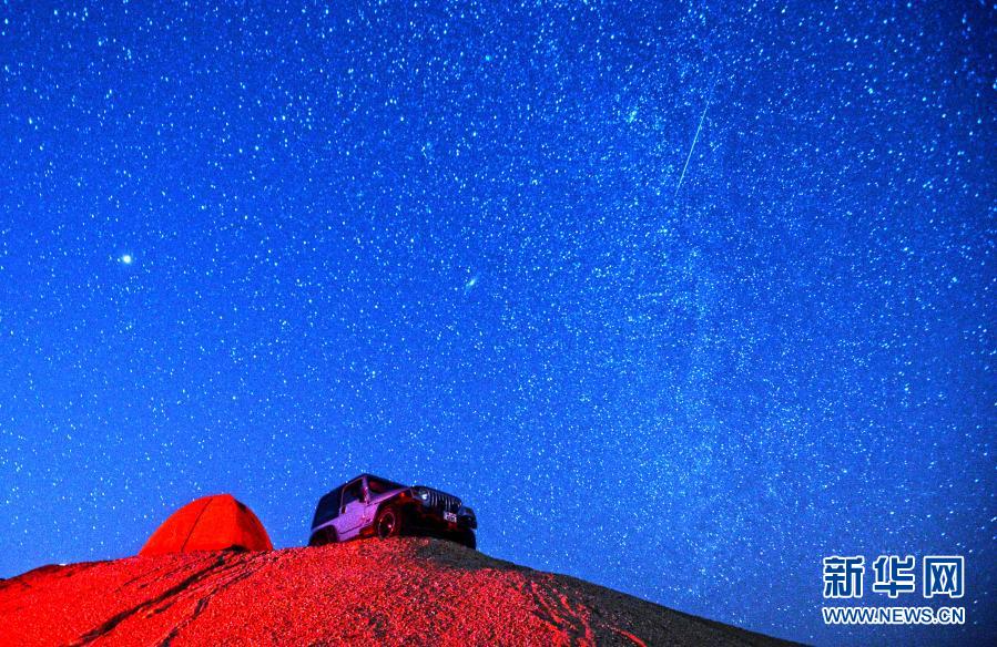 这是12月13日晚在科威特杰赫拉省拍摄的流星。新华社发（阿萨德摄）