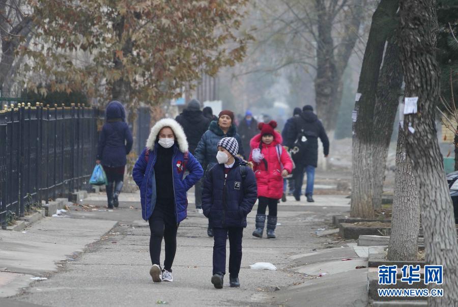 12月14日，在乌兹别克斯坦首都塔什干，学生佩戴口罩出行。乌兹别克斯坦卫生部14日报告，乌累计确诊病例75094例，累计死亡612例，累计治愈72368例。乌国家疫情防控特别委员会14日决定，禁止国家机构、国有企业和学校等举办新年聚会活动，建议民众在家里庆祝新年。新华社发（扎法尔摄）