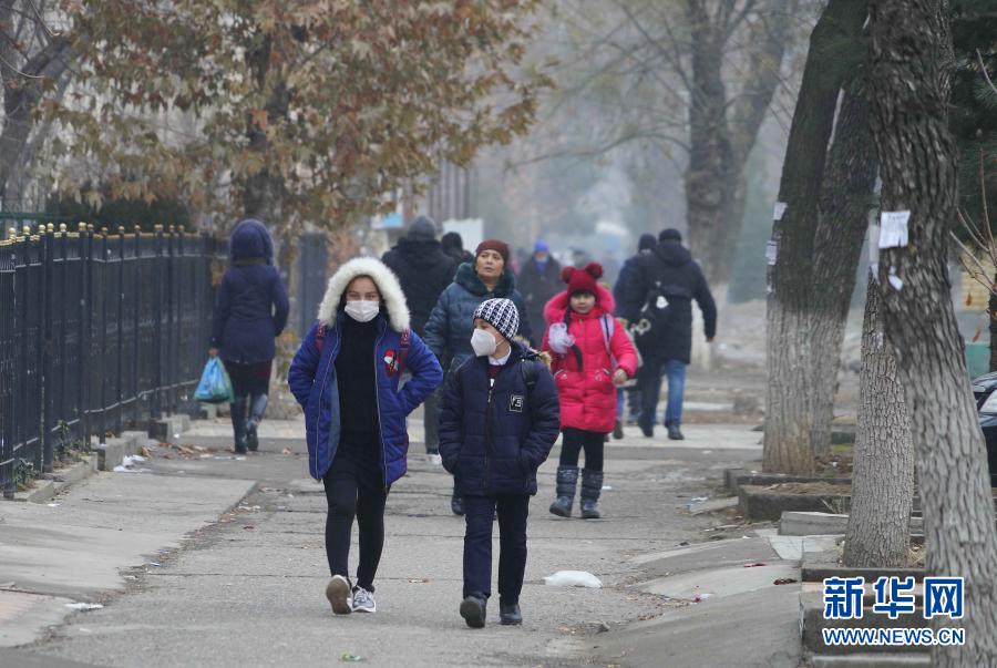 12月14日，在乌兹别克斯坦首都塔什干，学生佩戴口罩出行。乌兹别克斯坦卫生部14日报告，乌累计确诊病例75094例，累计死亡612例，累计治愈72368例。乌国家疫情防控特别委员会14日决定，禁止国家机构、国有企业和学校等举办新年聚会活动，建议民众在家里庆祝新年。新华社发（扎法尔摄）