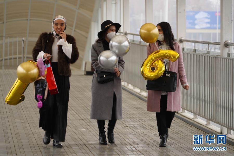12月14日，在乌兹别克斯坦首都塔什干，市民佩戴口罩出行。新华社发（扎法尔摄）