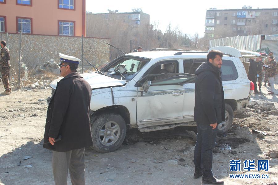 12月15日，在阿富汗喀布尔，阿富汗安全部队成员调查爆炸袭击现场。阿富汗内政部15日证实，喀布尔省副省长马赫布布拉·穆希比及其助手当天上午在一起爆炸袭击中身亡，袭击还造成2人受伤。新华社发