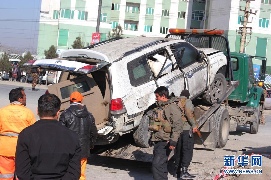 12月15日，安全人员在阿富汗喀布尔的爆炸袭击现场作业。阿富汗内政部15日证实，喀布尔省副省长马赫布布拉·穆希比及其助手当天上午在一起爆炸袭击中身亡，袭击还造成2人受伤。新华社发