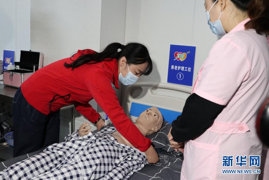12月14日，参赛选手（左）展示护理工作。新华社记者 黄国保 摄