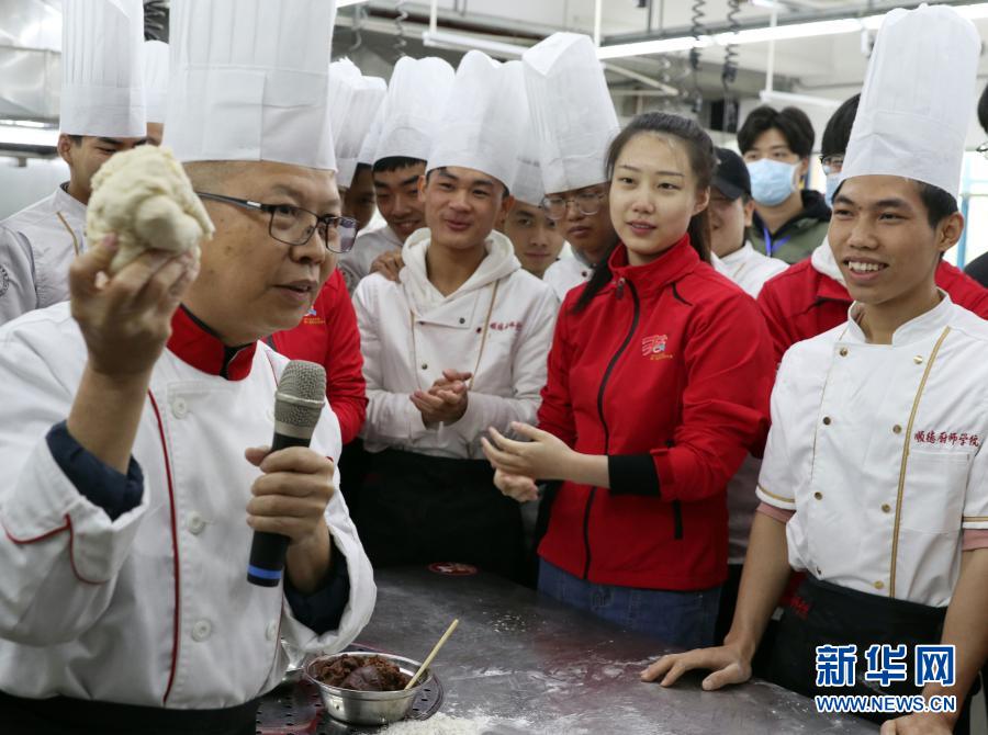 12月15日，顺德厨师学院老师向参赛选手讲解制作点心。新华社记者 黄国保 摄