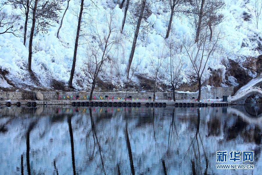 这是12月16日在河北省平山县沕沕水景区拍摄的景观。近日，随着天气渐冷，位于太行山区的河北省平山县沕沕水景区内形成了冰瀑景观。山涧被晶莹剔透的冰瀑覆盖，形态各异的冰挂、冰柱为山体增添了一抹亮色。新华社发（梁子栋 摄）