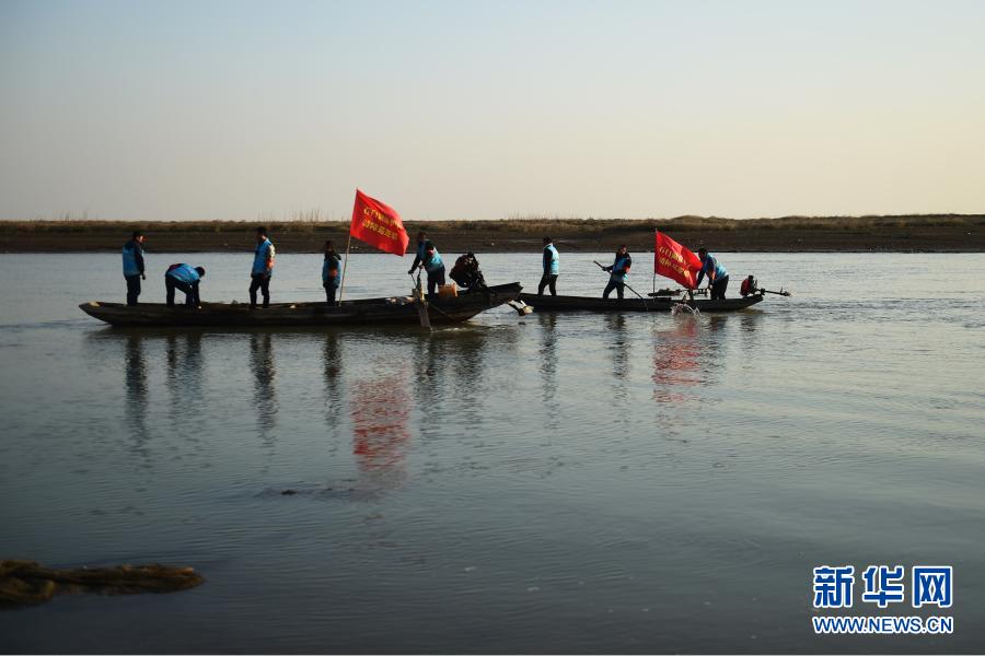 12月16日，蔡小华（左三）和队员们在石臼湖上观察水面是否有违法捕捞的工具。今年36岁的蔡小华曾是安徽省马鞍山市博望区的一名渔民，跟随父辈在石臼湖上捕鱼，直到2019年退捕上岸，告别水上生活。今年8月，博望区石臼湖自然保护区管理站成立护鱼队，蔡小华应聘上岗成为护鱼队的队长。清理湖面垃圾、拆除废弃渔网、劝阻违法行为，昔日的捕鱼人成了护鱼员。新华社记者 黄博涵 摄