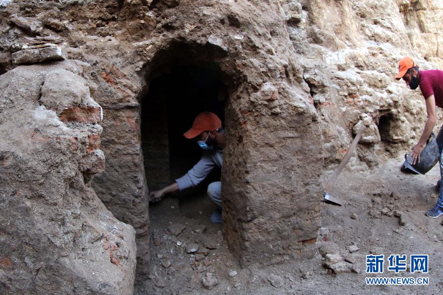 12月14日，在约旦首都安曼，考古人员在遗址挖掘现场工作。新华社发（穆罕默德·阿布·古什摄）