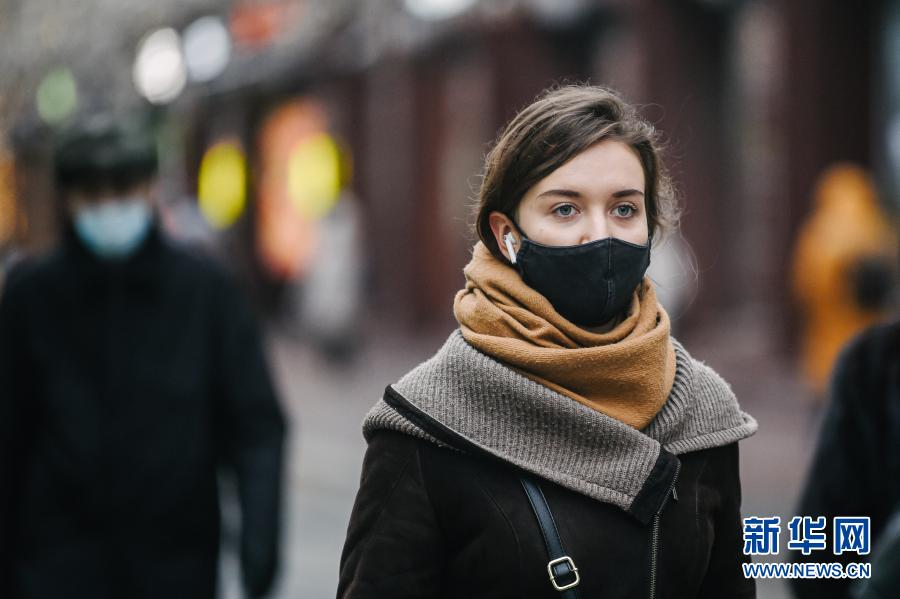 12月16日，在俄罗斯首都莫斯科，一名女子戴口罩出行。新华社发（叶甫盖尼·西尼岑摄）