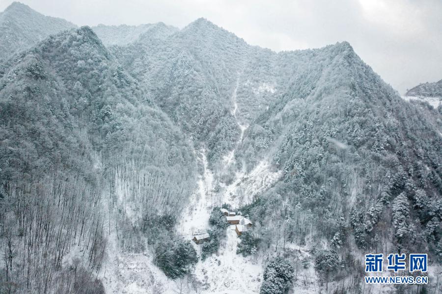 这是12月17日拍摄的甘肃省陇南市康县一处乡村雪景（无人机照片） 。当日，甘肃省陇南市康县普降瑞雪。崇山峻岭中的美丽乡村银装素裹，仿佛冰雪中的世外桃源。新华社记者 张百慧 摄