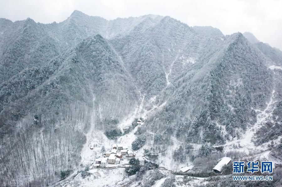 这是12月17日拍摄的甘肃省陇南市康县一处乡村雪景（无人机照片） 。当日，甘肃省陇南市康县普降瑞雪。崇山峻岭中的美丽乡村银装素裹，仿佛冰雪中的世外桃源。新华社记者 张百慧 摄