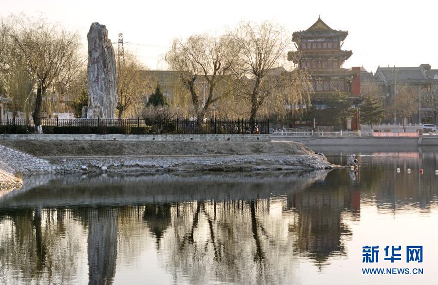 这是在北京市朝阳区拍摄的通惠河河段（12月15日摄）。近年来，北京市加大河流、河道、渠道、水库等水系周边环境的修复和建设力度，采用遥感手段对有水河段长度及有水水面面积开展大尺度、高精度识别监测，为构建北京市生态用水补偿机制提供基础数据。截至2019年底，被监测的30个水体73%处于健康等级。新华社记者 李欣 摄