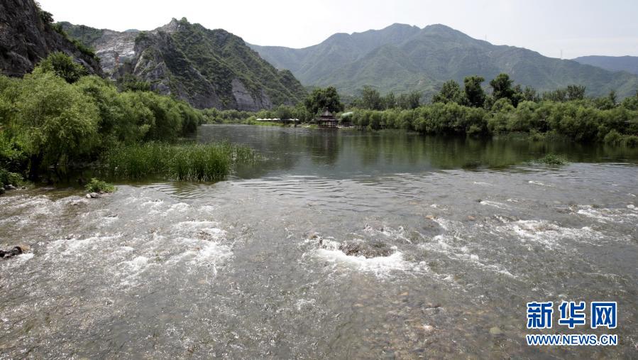 这是在北京市门头沟区拍摄的永定河河段（9月11日摄）。近年来，北京市加大河流、河道、渠道、水库等水系周边环境的修复和建设力度，采用遥感手段对有水河段长度及有水水面面积开展大尺度、高精度识别监测，为构建北京市生态用水补偿机制提供基础数据。截至2019年底，被监测的30个水体73%处于健康等级。新华社记者 李欣 摄