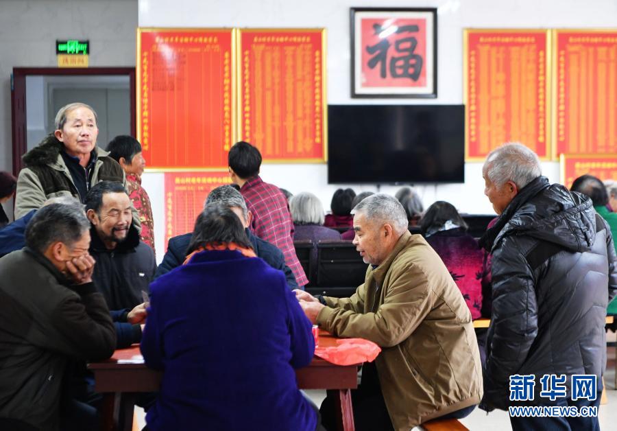 这是12月17日拍摄的泉州德化县龙浔镇英山村“敬老食堂”。近年来，福建省泉州市的不少乡村和社区办起了“爱心食堂”和“敬老食堂”，为村庄里年满60周岁的留守老人免费提供午餐。据介绍，这些食堂的日常经费主要由村里的乡贤和外出经商的企业家慷慨解囊，食材采购、洗菜分菜、下厨煮饭、洗碗保洁等全部由村民义务承担。这些“爱心食堂”和“敬老食堂”不仅提供热饭热菜，老人还可以在此看报、打牌，或进行门球、跳舞等运动。新华社记者魏培全摄