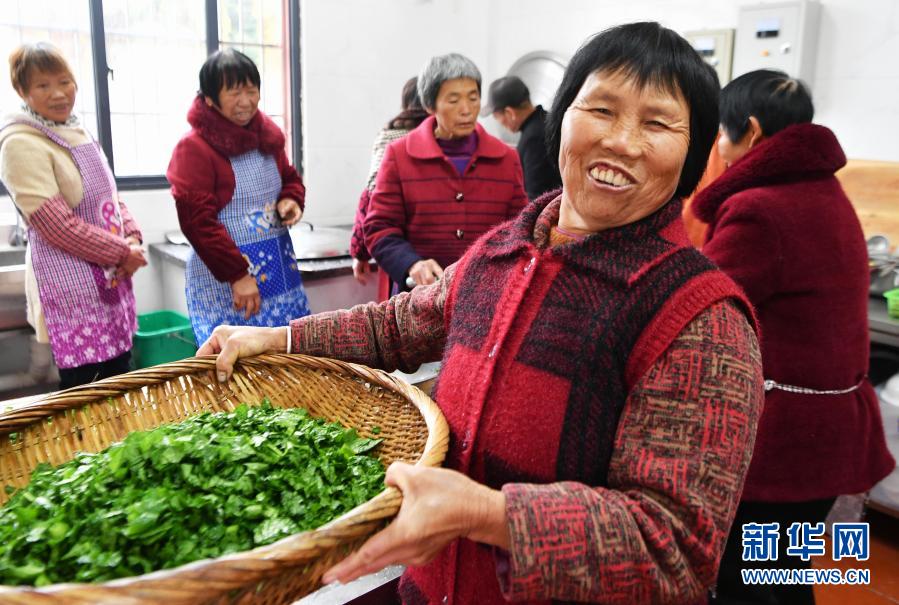 12月17日，在泉州德化县龙浔镇英山村“敬老食堂”厨房，村民们在义务洗菜分菜。近年来，福建省泉州市的不少乡村和社区办起了“爱心食堂”和“敬老食堂”，为村庄里年满60周岁的留守老人免费提供午餐。据介绍，这些食堂的日常经费主要由村里的乡贤和外出经商的企业家慷慨解囊，食材采购、洗菜分菜、下厨煮饭、洗碗保洁等全部由村民义务承担。这些“爱心食堂”和“敬老食堂”不仅提供热饭热菜，老人还可以在此看报、打牌，或进行门球、跳舞等运动。新华社记者魏培全摄