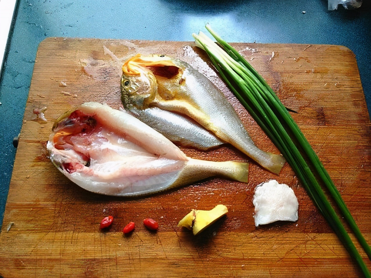 教你蒸鱼小技巧，蒸出来的鱼没有腥味，肉质还鲜嫩可口